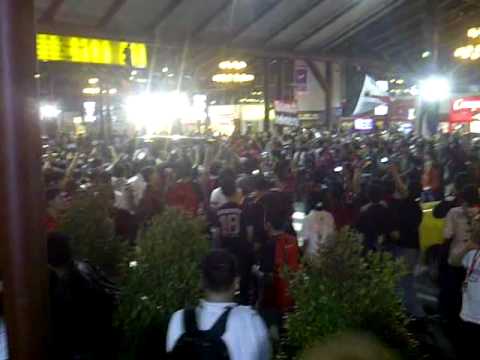 Milanisti Indonesia Chanting – AC Milan Glories @ Soekarno-Hatta Airport Indonesia 3 Sept 2011