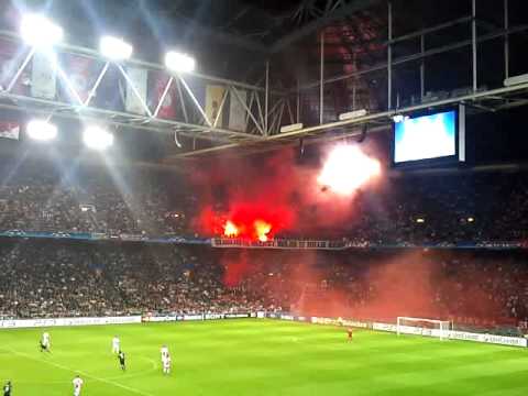 Ajax – AC Milan 28-9-2010 Vuurwerk in VAK410