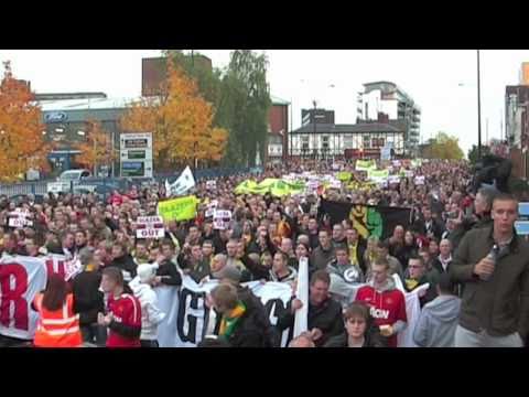 Man United fans protest march against Glazer