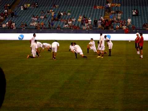 AC MILAN PLAYERS WARMING UP